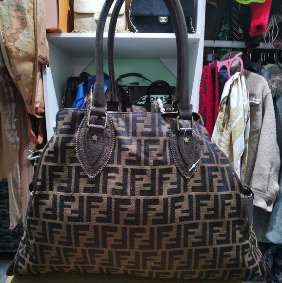 (sold)100% Authentic Fendi De Jour Large Zucca - Picture 2 of 16